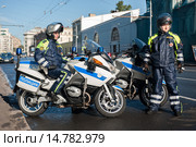 Автоинспекторы ГИБДД на мотоциклах патрулируют улицы Москвы (2013 год). Редакционное фото, фотограф Михаил Михин / Фотобанк Лори