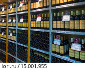 Полки с вином в фирменном магазине винзавода Массандра, Крым (2015 год). Редакционное фото, фотограф Вячеслав Палес / Фотобанк Лори