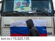 Большегрузный автомобиль с плакатами против введения платы на федеральных дорогах для грузовых перевозчиков (система "Платон") стоит на парковке дальнобойщиков в подмосковном городе Химки, Россия (2015 год). Редакционное фото, фотограф Николай Винокуров / Фотобанк Лори