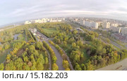 Южноприморский парк и новостройки, ранняя осень, Петербург, аэросъемка, улица Доблести (2015 год). Стоковое видео, видеограф Всеволод / Фотобанк Лори