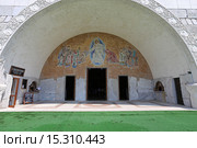 Вход в Кафедральный собор Воскресения Христова, Подгорица, Черногория (2015 год). Стоковое фото, фотограф Алексей Гусев / Фотобанк Лори