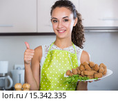 woman posing with plate of deep-fried kroketten. Стоковое фото, фотограф Яков Филимонов / Фотобанк Лори