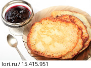Русская кухня. Блины и варенье на белом фоне. Стоковое фото, фотограф Яна Королёва / Фотобанк Лори