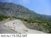 Опасный поворот на дороге в горах Черногории (2015 год). Стоковое фото, фотограф Алексей Гусев / Фотобанк Лори