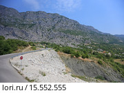 Опасный поворот на дороге в горах, Черногория (2015 год). Стоковое фото, фотограф Алексей Гусев / Фотобанк Лори
