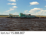 Плавучий земснаряд на Сухоне (2014 год). Редакционное фото, фотограф Самохвалов Артем / Фотобанк Лори