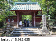 Туристы проходят через ворота тории во внутренний сад святыни Kaizo-ji Temple. Kamakura, Japan (2013 год). Редакционное фото, фотограф Кекяляйнен Андрей / Фотобанк Лори