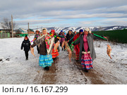 Женщины несут гусиные тушки на коромыслах (2015 год). Редакционное фото, фотограф Гузель Гарипова / Фотобанк Лори
