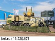 Панцирь-С1 - российский самоходный зенитный ракетно-пушечный комплекс (ЗРПК) наземного базирования на Международном авиационно-космическом салоне МАКС-2015. Редакционное фото, фотограф Игорь Долгов / Фотобанк Лори