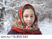 Девушка в красном платке на фоне зимнего пейзажа. Стоковое фото, фотограф Валерий Тырин / Фотобанк Лори