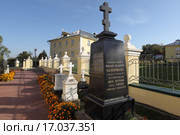 Захоронения на территории церкви Зачатия Анны, город Чехов, Московская область (2015 год). Стоковое фото, фотограф Дмитрий Неумоин / Фотобанк Лори