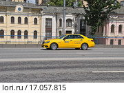 Желтое такси на дороге. Садовое кольцо. Москва (2014 год). Редакционное фото, фотограф lana1501 / Фотобанк Лори