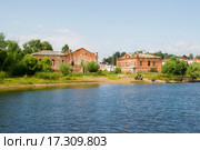 Старые кирпичные дома на берегу Волги. Мышкин (2015 год). Редакционное фото, фотограф Александр Щепин / Фотобанк Лори
