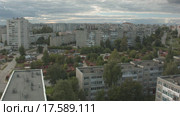 Пролет на коптере над спальным кварталами провинциального города. Стоковое видео, видеограф Евгений Ковалев / Фотобанк Лори