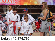 Юные спортсмены из клуба "Айкидо" с мамой (2015 год). Редакционное фото, фотограф Анатолий Матвейчук / Фотобанк Лори