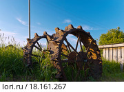 Россия,  Архангельская область, Каргопольский   район, село Шелоховская. Колеса. Стоковое фото, фотограф Александр Циликин / Фотобанк Лори