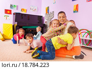 Дети играют с учителем в детском саду. Стоковое фото, фотограф Сергей Новиков / Фотобанк Лори