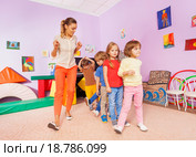Учитель проводит урок танцев с детьми в классе детского сада. Стоковое фото, фотограф Сергей Новиков / Фотобанк Лори