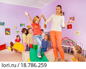 Дети играют и прыгают в активном классе детского сада. Стоковое фото, фотограф Сергей Новиков / Фотобанк Лори