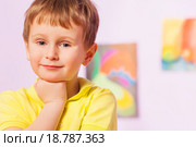 Счастливый маленький мальчик подпирает подбородок кулачком, портрет. Стоковое фото, фотограф Сергей Новиков / Фотобанк Лори