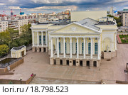 Вид с высоты на городской драматический театр. Тюмень. Россия (2015 год). Редакционное фото, фотограф Сергей Буторин / Фотобанк Лори