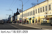 Москва, улица Сергия Радонежского и часовня "Проща" встроенная в соседние здания (2015 год). Редакционное фото, фотограф Дмитрий Неумоин / Фотобанк Лори