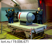 Посетители у макета ядерной боевой части торпеды, Объект 820 РТБ: локальная зона ядерного арсенала, Балаклавский подземный музейный комплекс, Крым (2015 год). Редакционное фото, фотограф Вячеслав Палес / Фотобанк Лори
