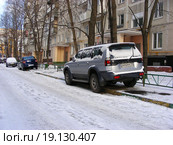 Машины, припаркованные на тротуаре во дворе дома на Хабаровской улице в Гольянове в Москве (2015 год). Редакционное фото, фотограф lana1501 / Фотобанк Лори