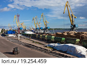 Грузовой порт. Выборг (2015 год). Редакционное фото, фотограф Victoria Demidova / Фотобанк Лори