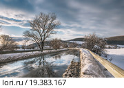 Грузия, Кахетия, Лагодехский район, 2 января 2016. Ледяная, скользкая дорога по мосту над рекой Кабали, крутой поворот. Стоковое фото, фотограф Светлана Васильева / Фотобанк Лори