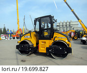 Вибрационный тандемный каток JCB на выставке строительной техники (2012 год). Редакционное фото, фотограф Светлана Кириллова / Фотобанк Лори