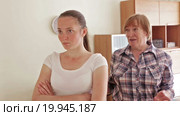 Mother and adult daughter after quarrel. Стоковое видео, видеограф Яков Филимонов / Фотобанк Лори