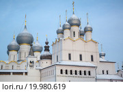Купола Успенского собора и Воскресенской церкви на территории древнего кремля в городе Ростове Великом, Россия (2016 год). Редакционное фото, фотограф Николай Винокуров / Фотобанк Лори