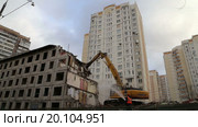 Экскаватор сносит жилой дом в Москве, таймлапс (2016 год). Редакционное видео, видеограф Владимир Журавлев / Фотобанк Лори