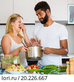 Interracial couple with stinking food. Стоковое фото, фотограф Яков Филимонов / Фотобанк Лори
