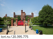 USA, NEW-YORK - AUG 30, 2014: Beautiful bricks building with red gate at the summer day. Редакционное фото, фотограф Losevsky Pavel / Фотобанк Лори