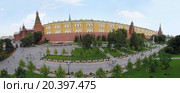 MOSCOW - AUG 12, 2014: Alexandr Garden near Corner Arsenal Tower, aerial view. Стоковое фото, фотограф Losevsky Pavel / Фотобанк Лори