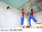 The builders set the ceiling profile in the new apartment. Стоковое фото, фотограф Losevsky Pavel / Фотобанк Лори