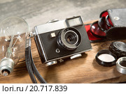 Ретро винтажная фотокамера на деревянном текстурном фоне. Стоковое фото, фотограф Казаковцев Никита / Фотобанк Лори