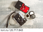 Ретро винтажная фотокамера на деревянном текстурном фоне. Стоковое фото, фотограф Казаковцев Никита / Фотобанк Лори