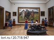 Государственная Третьяковская галерея. Группа туристов перед картиной великого русского художника В. Васнецова «Богатыри» Редакционное фото, фотограф Igor Lijashkov / Фотобанк Лори
