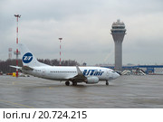 Самолет "Боинг" 737-500 (VQ-BJQ) авиакомпании "Ютэйр" перед вылетом. Пулково, Санкт-Петербург (2015 год). Редакционное фото, фотограф Виктор Карасев / Фотобанк Лори