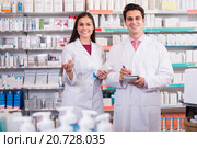 pharmacists posing in drugstore. Стоковое фото, фотограф Яков Филимонов / Фотобанк Лори