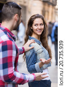 Man stops woman on a street. Стоковое фото, фотограф Яков Филимонов / Фотобанк Лори