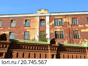 Старое здание и каменная ограда Гефсиманского скита Троице-Сергиевой Лавры в Сергиевом Посаде Московской области (2015 год). Стоковое фото, фотограф lana1501 / Фотобанк Лори
