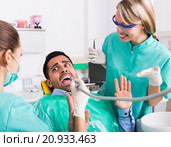 doctor and frightened patient at clinic. Стоковое фото, фотограф Яков Филимонов / Фотобанк Лори
