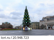 Новогодняя елка на Лубянской площади в Москве (2015 год). Редакционное фото, фотограф Олег Смагин / Фотобанк Лори
