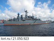 Большой десантный корабль "Минск" в акватории Невы на праздновании Дня ВМФ в Санкт-Петербурге (2015 год). Редакционное фото, фотограф Виктор Карасев / Фотобанк Лори