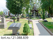 Город Козельск. Оптина пустынь. Монастырское кладбище (2014 год). Редакционное фото, фотограф Зобков Юрий / Фотобанк Лори
