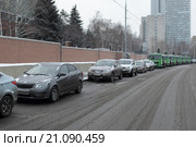 Припаркованные автомобили у Американского посольства улица Конюшковская город Москва (2016 год). Редакционное фото, фотограф Дмитрий Неумоин / Фотобанк Лори